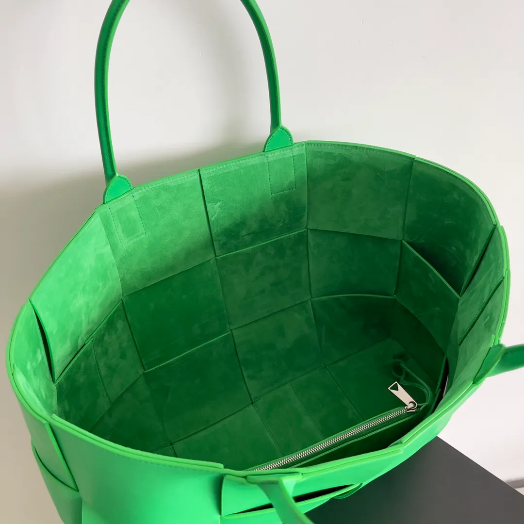 Batch 2560 BV large tote bag finally shipped🔥🔥 The leather feels great! It’s a very low-key bag. The more I look at it, the more I like it. I usually go out for rides and planes because I have a lot of things and need to carry a computer. Carrying a bag like this is all it takes. It comes with a small bag for storage, which is very convenient. Style number: 680165 Size 47✖️13✖️33
